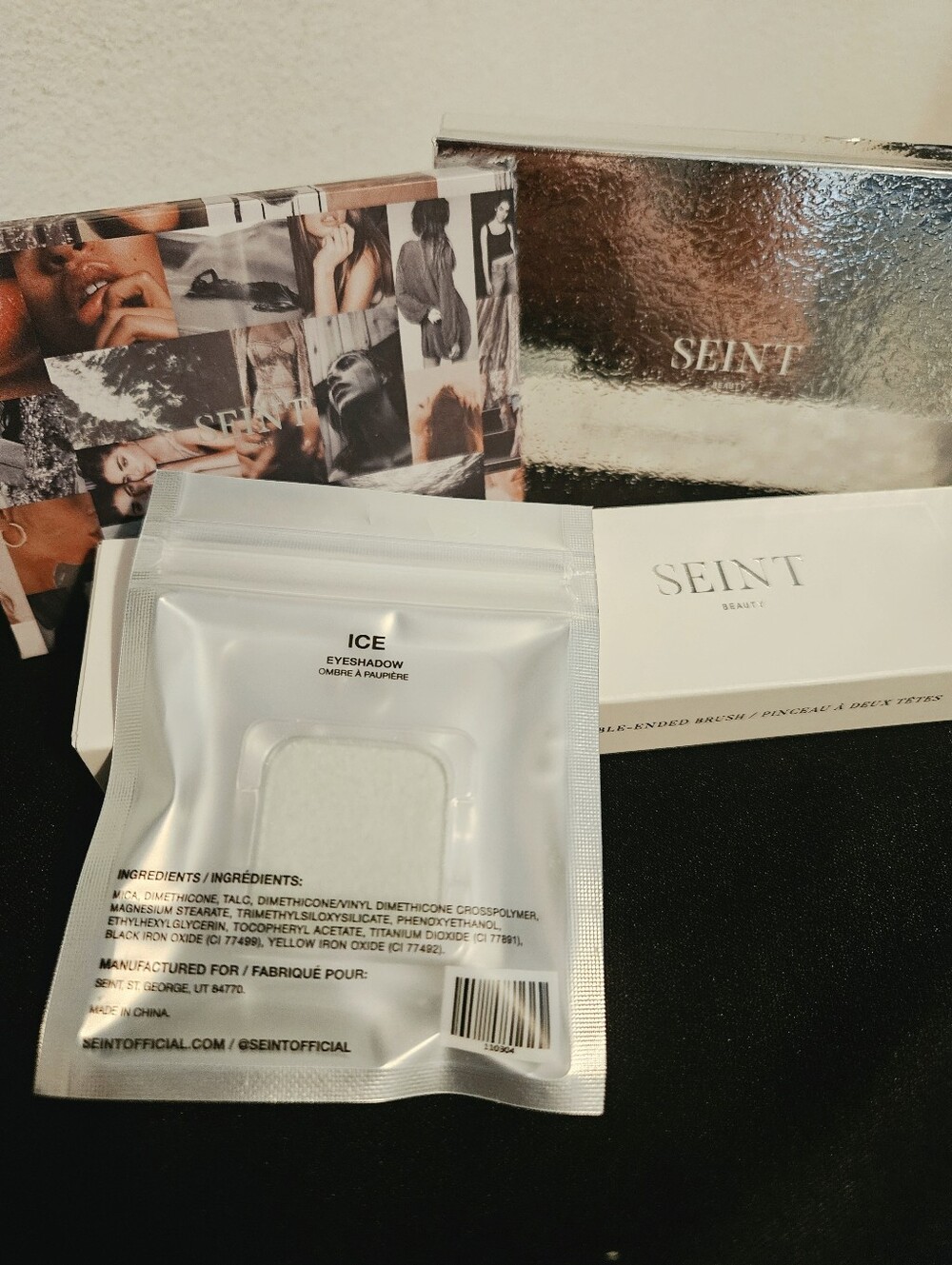 SEINT bundle Two cases One eye shadow and one Blur brush